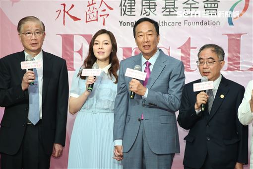 郭台銘出席永齡台⼤2023母親節感恩⾳樂會 。（圖／記者楊澍攝影）