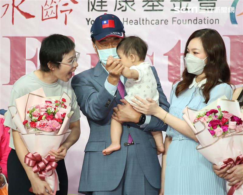 郭台銘出席永齡台⼤2023母親節感恩⾳樂會 。（圖／記者楊澍攝影）