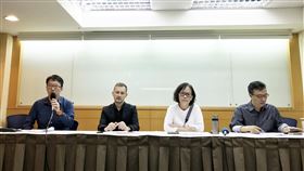 聲援富察連署工作小組舉行記者會八旗文化總編輯富察（李延賀）3月赴中國遭捕，學術文化界逾350人聲援，包括燦爛時光東南亞書店負責人張正（右起）、Openbook常務監事李金蓮，「無國界記者」東亞辦事處執行長艾瑋昂及八旗出版社前編輯王家軒等。中央社記者唐佩君台北攝  112年5月12日