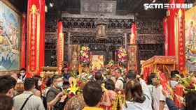 ▲媽祖聖誕將至，信眾紛紛來為媽祖祝壽。（圖／記者林瓊玉攝影）