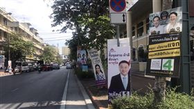 泰國街頭的候選人文宣泰國國會眾議院選舉14日登場，5200多萬選民將決定泰國的未來，曼谷街頭擺滿了候選人的文宣。中央社記者呂欣憓曼谷攝  112年5月12日