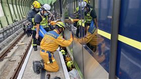 台中捷運，救援，靜宜大學教授，林淑雅，受困車廂底下，慘死，吊臂撞飛(圖／翻攝畫面)