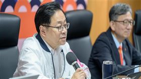 桃園市長張善政2023年5月10日主持市政會議，聽取都發局住宅發展處「高齡友善換居專案」專題報告(圖/桃園市政府)