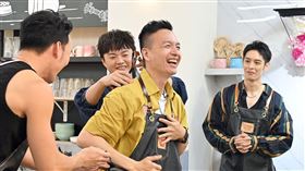 本周邀請小鐘擔任小幫手(左起)郭書瑤-許富凱-陶晶瑩-小鐘-曹佑寧-黃偉晉（圖／台視提供）