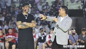 ▲艾佛森（Allen Iverson）和主持人吳大維在見面會上對談。（圖／記者劉彥池攝影）