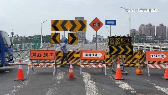 「軍輝橋」封閉重建！搭鋼便橋交通打結