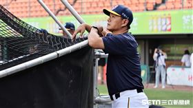 ▲中信兄弟新任總教練彭政閔觀看球員打擊練習。（圖／記者劉彥池攝影）