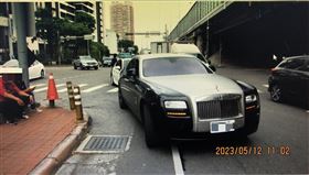 ▲高雄市12日上午發生一起車禍，一輛Honda Civic轎車與價值2000萬勞斯萊斯Ghost跑車發生碰撞，造成跑車車頭毀損，Honda則是右側車門凹陷，所幸2名駕駛都沒有大礙，不過維修費恐怕高得嚇人，初估費用上看百萬。（圖／翻攝畫面）