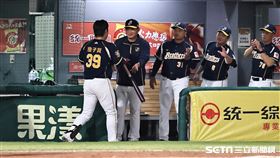 ▲中信兄弟外野手詹子賢炸裂2分砲和總教練彭政閔擊掌。（圖／記者劉彥池攝影）