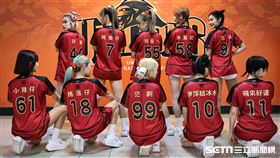 ▲Uni-Girls宮廟主題日換穿綽號球衣。（圖／記者劉彥池攝影）