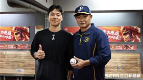 ▲中信兄弟新任總教練彭政閔拿下執教首勝和單場MVP詹子賢合影。（圖／記者劉彥池攝影）