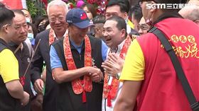 郭台銘、侯友宜板橋慈惠宮合體。