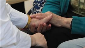 快訊／林淑雅中捷遇死劫…盧秀燕緊握林母手：一定給大家交代（圖／翻攝自盧秀燕臉書）