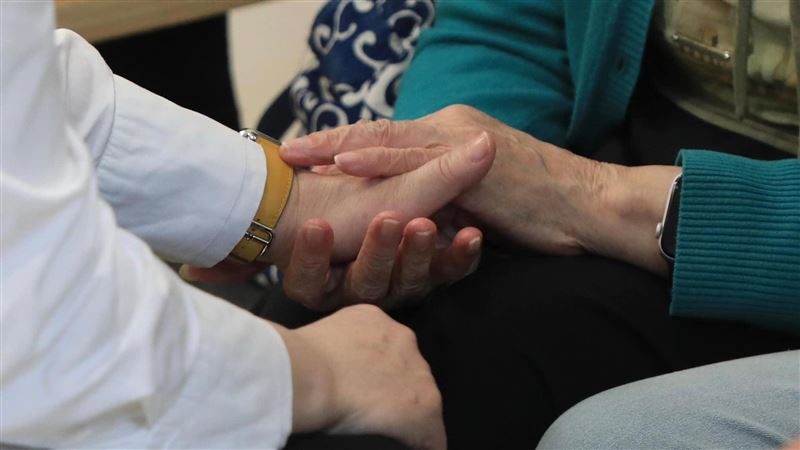 林淑雅遇死劫　盧秀燕緊握林母手承諾這事