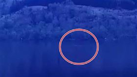 ▲疑似水怪掀起的水流快速滑過湖面。（圖／翻攝自YouTube）

