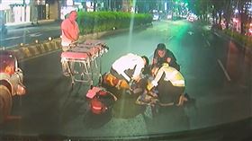 買水果,橫越,行人穿越道,闖紅燈,新台五路,秀峰路,汐止,新北,心肺復甦術,