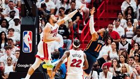 ▲布朗森（Jalen Brunson）上半場攻下22分。（圖／翻攝自尼克推特）