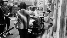 孩子想養貓，一家人竟當街擄走他的寵物貓。飼主秀出替貓咪打疫苗的收據及時間，證明自己確實有養貓咪。（圖／翻攝自爆料公社）