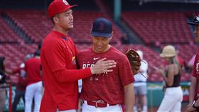 ▲吉田正尚和努特巴爾（Lars Nootbaar）經典賽後首次相見歡。（圖／翻攝自大聯盟推特）