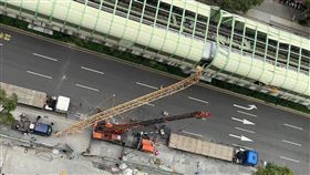 台中，興富發，文心愛悅，塔吊，吊臂，掉落，貫穿台中捷運車廂(圖／翻攝畫面)