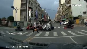 又見行人地獄！轎車不讓險撞過馬路小學生