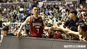 ▲高雄17直播鋼鐵人迎戰桃園璞園領航猿，林書豪第一節中段下場休息。（圖／記者劉彥池攝影）