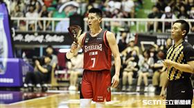 ▲高雄17直播鋼鐵人主場冷氣故障，林書豪熱到拿球迷摺扇搧風。（圖／記者劉彥池攝影）