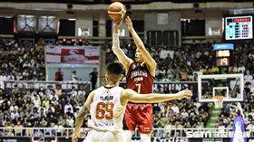 ▲高雄17直播鋼鐵人在主場迎戰桃園璞園領航猿，林書豪投進三分球。（圖／記者劉彥池攝影）