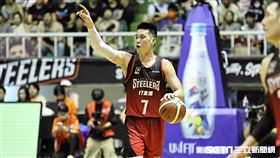 ▲高雄17直播鋼鐵人在主場迎戰桃園璞園領航猿，林書豪在場上組織進攻。（圖／記者劉彥池攝影）