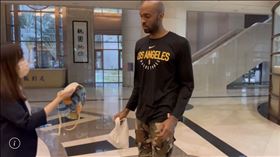 ▲台灣首位歸化的籃球球星戴維斯(Quincy Davis)因與前妻爭吵被捕，桃園地檢署複訊後，諭令10萬元交保候傳。離開時，戴維斯顯得疲憊、神情落寞。（圖／翻攝畫面）