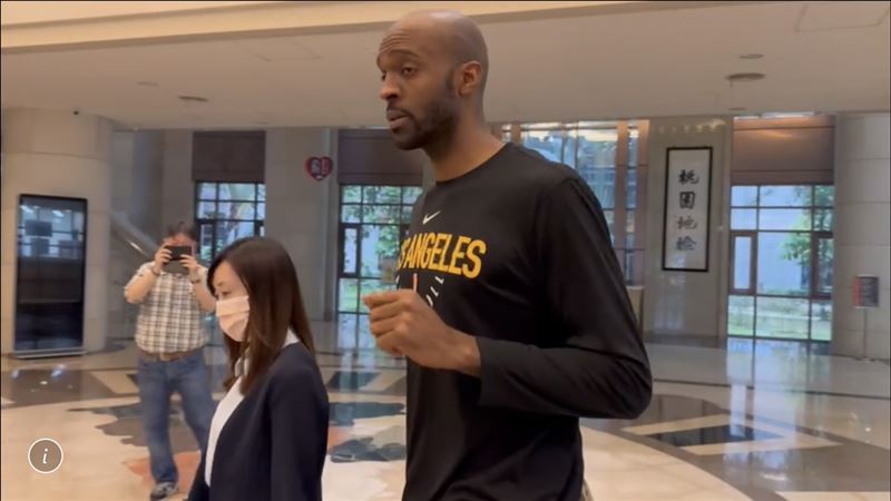台灣首位歸化的籃球球星戴維斯(Quincy Davis)因與前妻爭吵被捕,桃園地檢署複訊後,諭令10萬元交保候傳。離開時,戴維斯顯得疲憊、神情落寞。(圖/翻攝畫面)