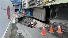 北市信義區巷弄內出現長15公尺坑洞台北市警消13日下午獲報在信義區崇德街巷弄內發生地層下陷事故，路面出現一個大坑洞，長度約15公尺、寬3公尺、深度2至3公尺，一旁即是建案工地，台北市建築管理工程處已派員到場了解。（翻攝畫面）中央社記者劉建邦傳真  112年5月13日