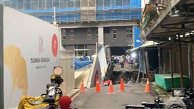▲台北市信義區出現15公尺寬天坑，現場二度塌陷，連工地圍籬都塌。（圖／翻攝畫面）