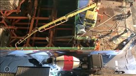 ▲台北市信義區崇德路「天坑」，13日晚間現場建商正徹夜進行灌漿作業中。（圖／翻攝畫面）