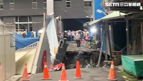 ▲台北市信義區出現15公尺寬天坑，現場二度塌陷，連工地圍籬都塌。（圖／翻攝畫面）