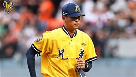 王建民轉任一軍投手教練「走秀」初體驗。（圖／中信兄弟提供）