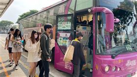 高雄市區399通勤月票開賣高雄市區399通勤月票27日在MeNGo平台開賣，適用範圍包括捷運、公車、輕軌、渡輪、YouBike前30分鐘無限次使用等。圖為民眾搭乘客運情形。（高雄市政府交通局提供）中央社記者林巧璉傳真  112年4月27日