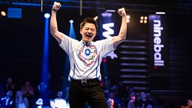 「撞球王子」柯秉逸在世界撞球大師賽封王，忘情跳上球桌慶祝。（圖／翻攝自Matchroom Pool臉書粉專）