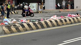 奪命路口滿滿悼念品　專家呼籲別放了