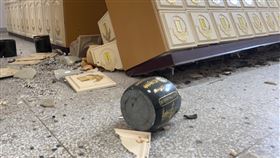 台東地震  鹿野納骨塔骨灰罈摔落（1）台東17日晚間發生芮氏規模6.4地震，造成花東多處災情，其中台東鹿野鄉慈恩堂納骨塔牆面倒塌，約800個骨灰罈摔落地上，受損程度不一。中央社記者盧太城攝  111年9月18日