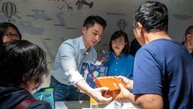 蔣萬安探視安置戶。（圖／北市府提供）