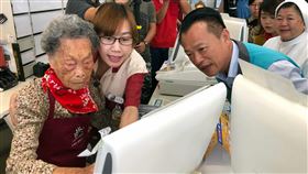 翁章梁與失智長輩互動（1）嘉義縣首家「幾點了咖啡館」1日在水上鄉統一超商開幕，縣長翁章梁（前右）與擔任店員的失智長輩互動。長者在店員協助下，操作咖啡機、結帳。中央社記者黃國芳攝　108年8月1日