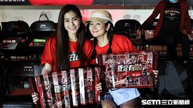 ▲高雄17直播鋼鐵人主場最終戰，藝人任容萱和姊姊Selina到現場看球和PLG執行長陳建州合影。（圖／記者劉彥池攝影）