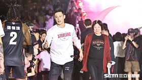 ▲高雄17直播鋼鐵人主場最終戰，林書豪牽著媽媽吳信信進場。（圖／記者劉彥池攝影）