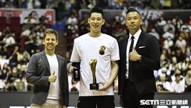 ▲高雄17直播鋼鐵人主場最終戰，林書豪賽前獲頒4月MVP。（圖／記者劉彥池攝影）