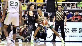 ▲高雄17直播鋼鐵人主場最終戰對台新夢想家，林書豪防守麥卡洛。（圖／記者劉彥池攝影）
