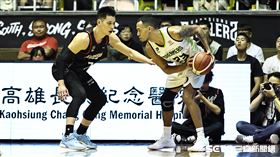▲高雄17直播鋼鐵人主場最終戰對台新夢想家，林書豪防守錢肯尼。（圖／記者劉彥池攝影）