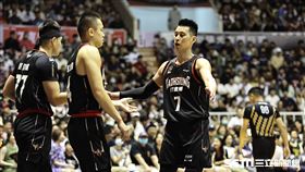 ▲高雄17直播鋼鐵人主場最終戰對台新夢想家，林書豪和隊友陳又瑋擊掌。（圖／記者劉彥池攝影）