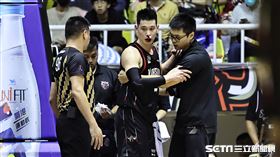 ▲高雄17直播鋼鐵人主場最終戰對台新夢想家，林書豪被犯規倒地噴鼻血。（圖／記者劉彥池攝影）