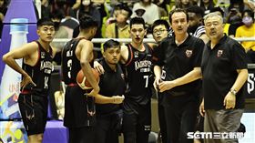 ▲高雄17直播鋼鐵人主場最終戰對台新夢想家，林書豪被犯規倒地噴鼻血。（圖／記者劉彥池攝影）